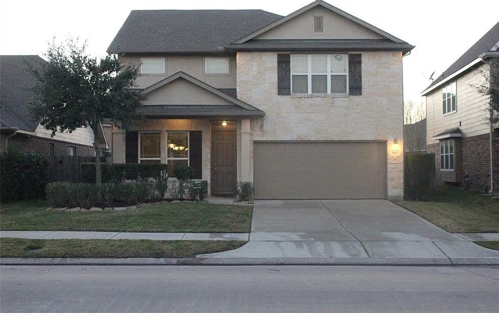 4 bed, 2.5 bath, 2463 sqft, $2,675 — Photo 2