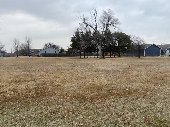 1003 E Woodsway St, Wellington, KS 67152