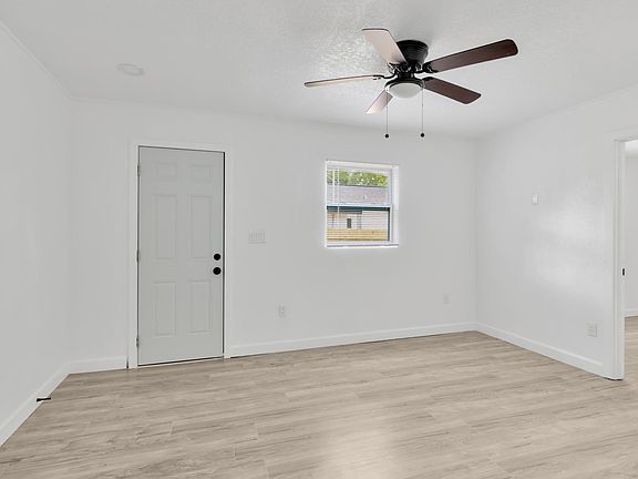 3rd image of 549 Woodlawn St #2