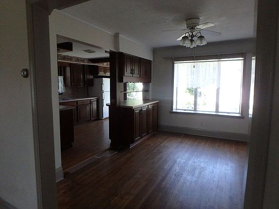 805 diningroom  to kitchen