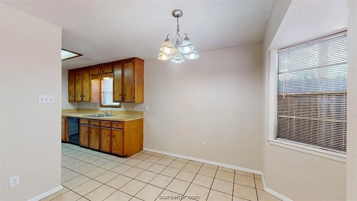 3 bed, 2.0 bath, 1421 sqft, $1,800 — Photo 4