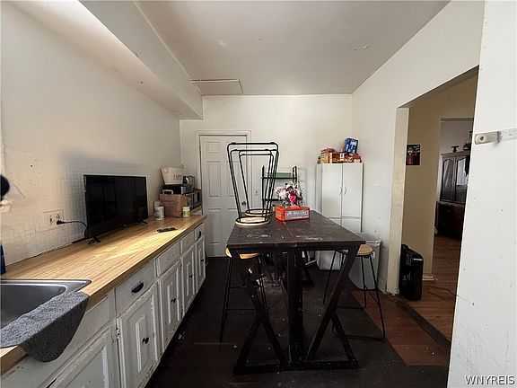 5th image of 131 Riverside Ave