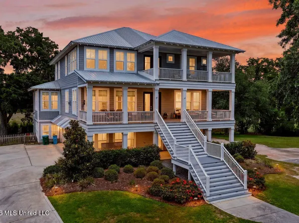 419 E Beach Dr, Ocean Springs, MS 39564