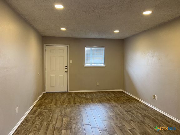 3rd image of 507 Hackberry St