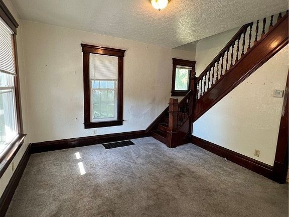 4th image of 481 Sherman St