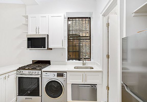 3rd image of 208 W 88th St #1G