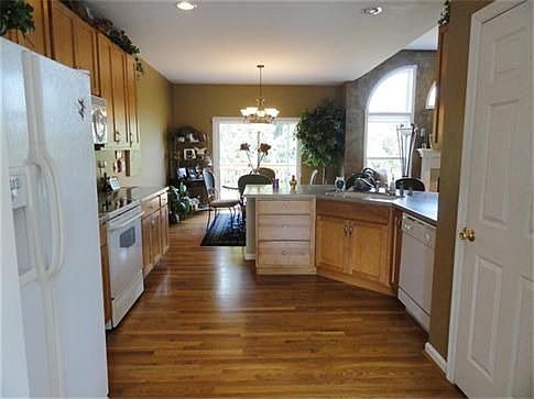 3rd image of 98 Bridgewater Dr