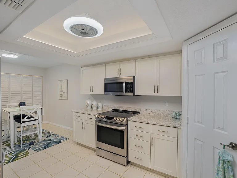 609 Shorewood Dr #203 — Photo 5