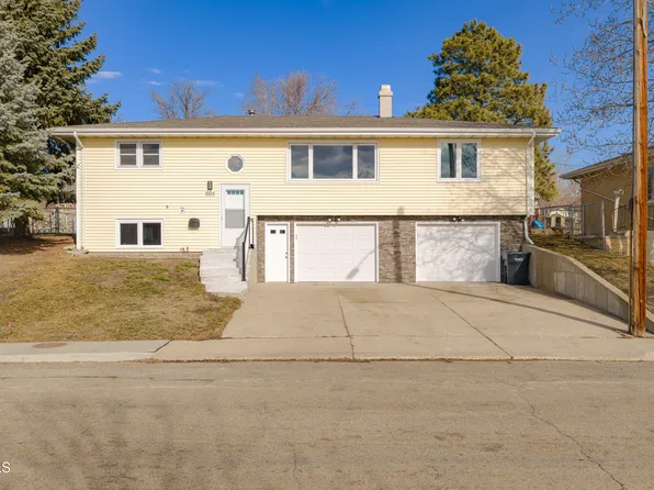 604 11th St NW, Mandan, ND 58554