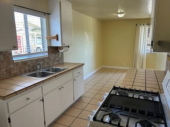 4th image of 3234 Mission Dr