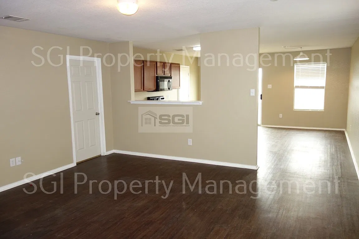 Nice 3 bedroom split floorplan, single level — Photo 3