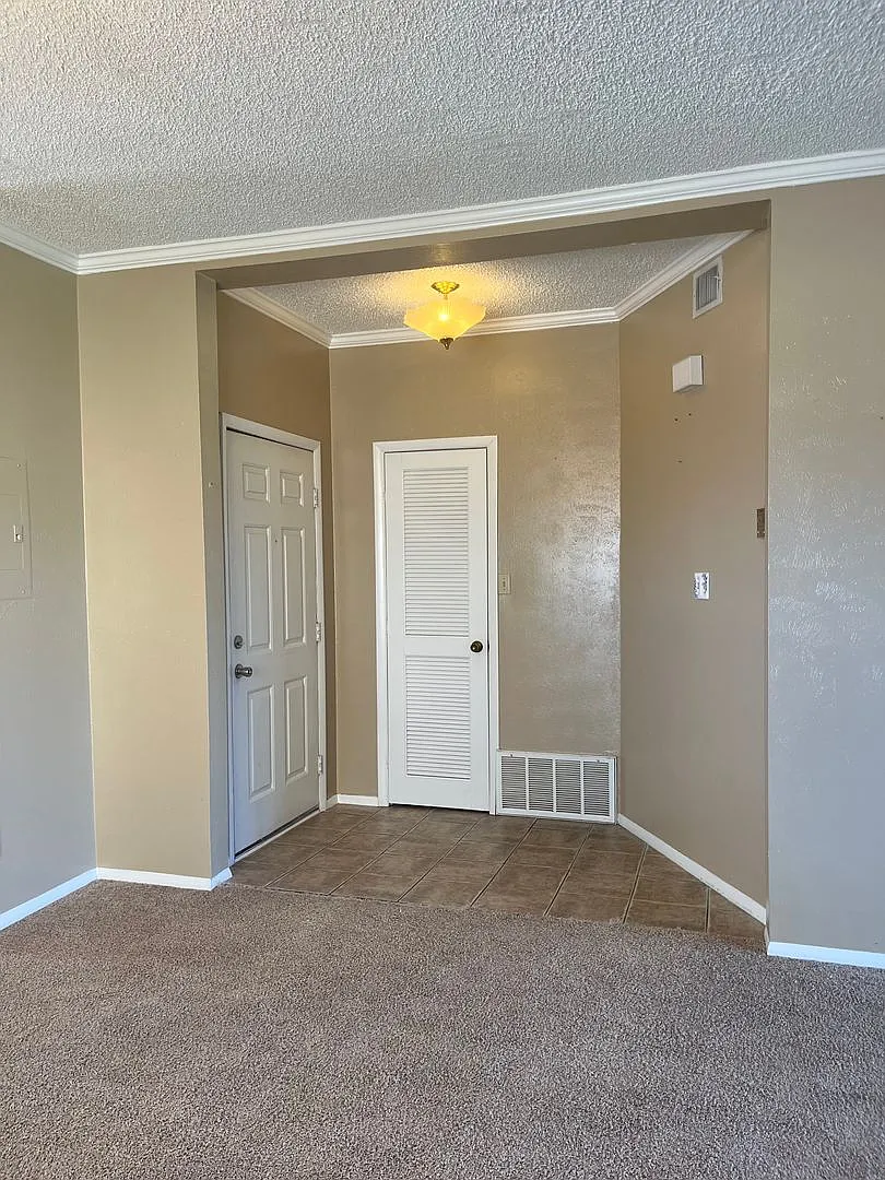 1028 Mockingbird Apt. D Clovis, NM — Photo 2