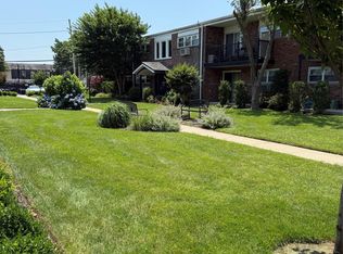 18 Ivy St APT 1B, Farmingdale, NY 11735
