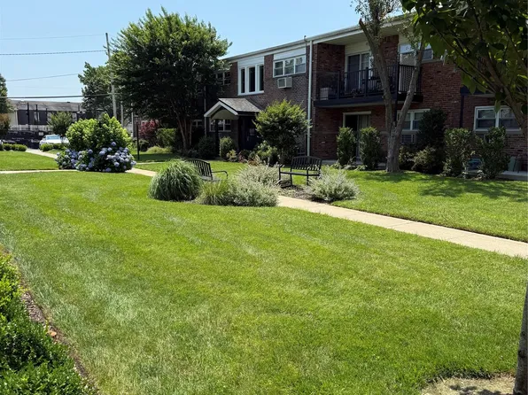 18 Ivy Street #1B, Farmingdale, NY 11735