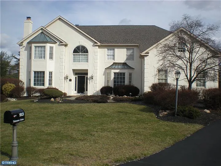 913 Talamore Dr photo 1