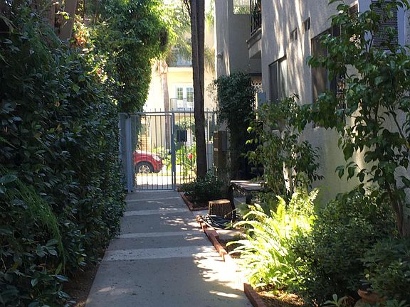 Pedestrian walkway