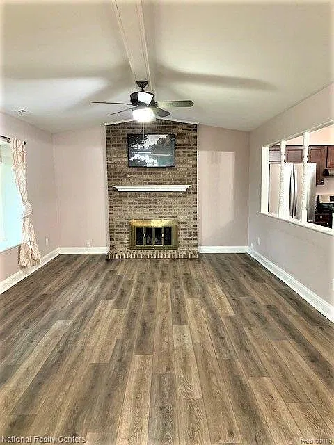 3 bed, 2.0 bath, 1325 sqft, $2,400 — Photo 2
