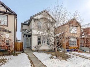 38 NW Autumn Cres SE, Calgary, AB T3M 0H6