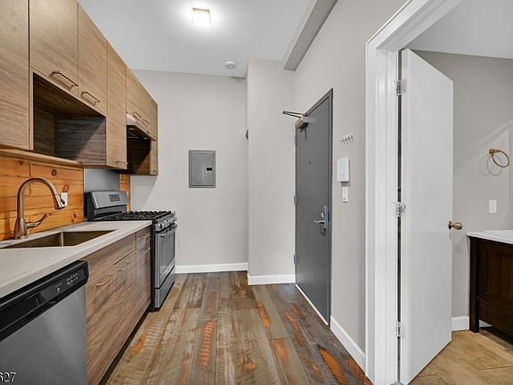 3rd image of 180 Spring St