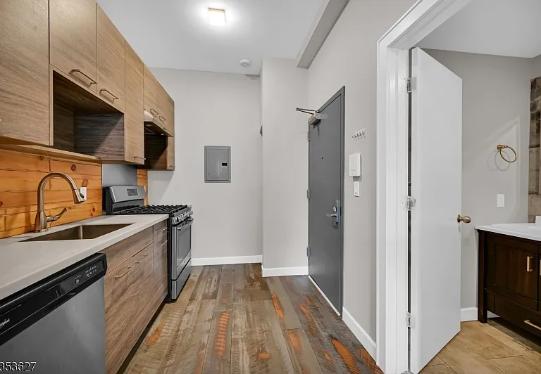 180 Spring St — Photo 3