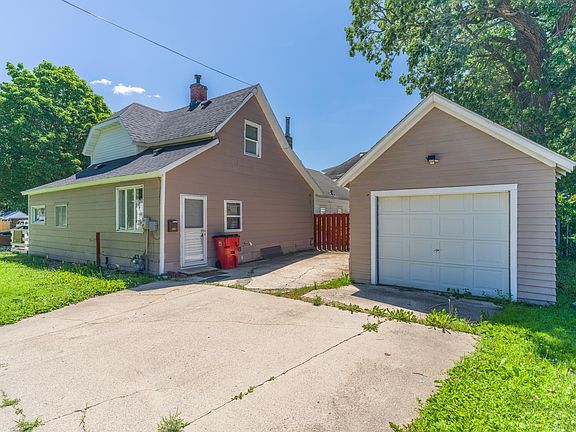 4th image of 400 2nd St SE