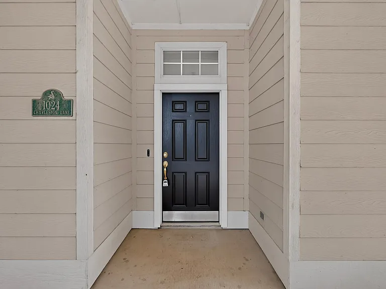 1024 Charleston Ln — Photo 2
