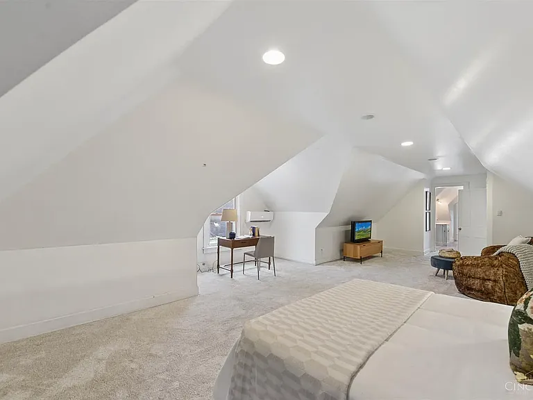 1723 Kinney Ave — Photo 25