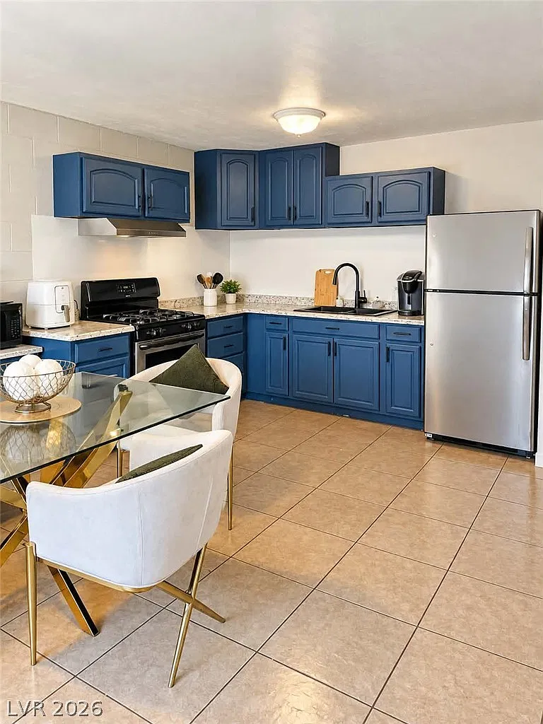 4 bed, 1.5 bath, 1402 sqft, $2,200 — Photo 1