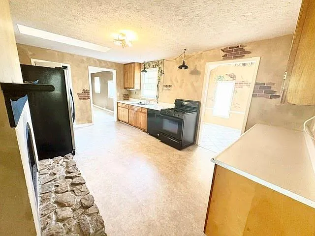 3 bed, 3.0 bath, 1811 sqft, $2,050 — Photo 3