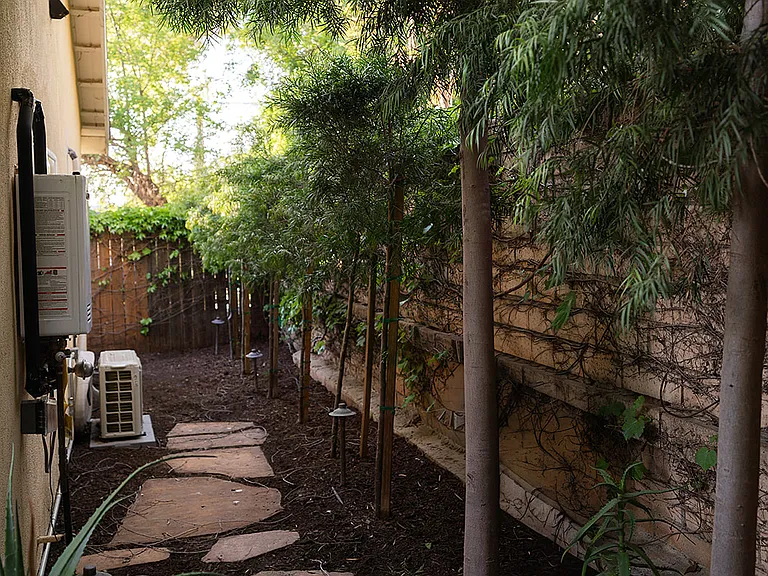 2841 Los Feliz Dr #B — Photo 15