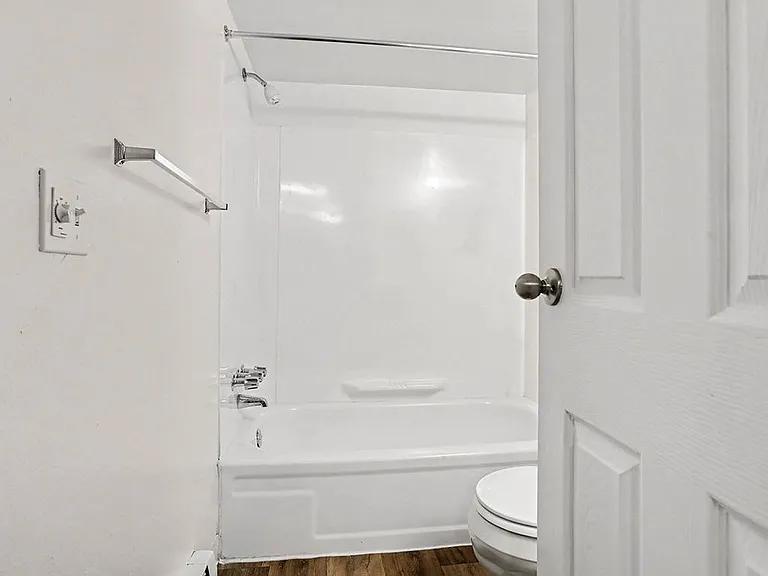 Fairlane Apartments — Photo 17