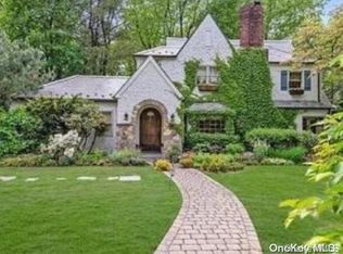 205 Myrtle Dr, Great Neck, NY 11021