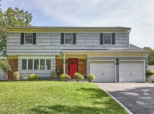 30 Galahad Ln, Nesconset, NY 11767