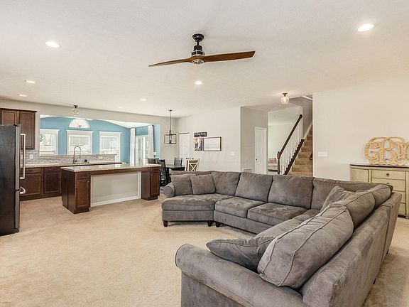 5th image of 218 Weeping Willow Run Dr