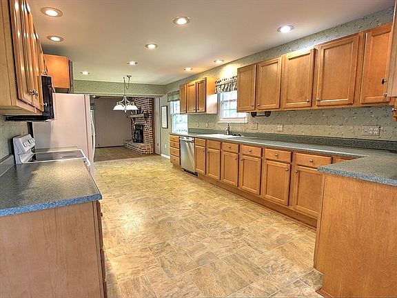 5th image of 5997 Woodview Ln