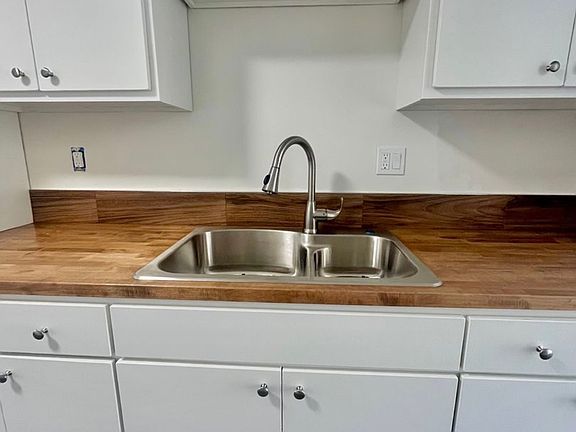 4th image of 4054 Manhattan Beach Blvd