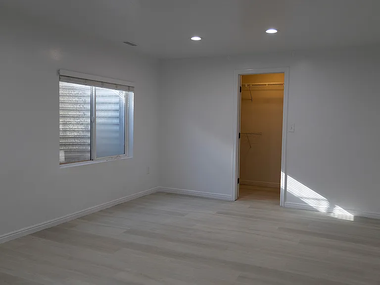 1066 E Searle Ln — Photo 10