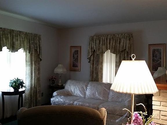 3rd image of 808 Banfield Ave