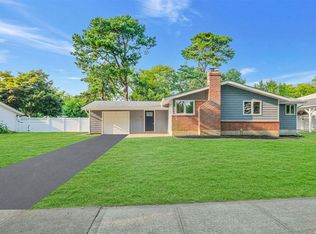 10 Cedar Crest Dr, Dix Hills, NY 11746