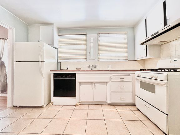 4th image of 1054 S Cloverdale Ave #5