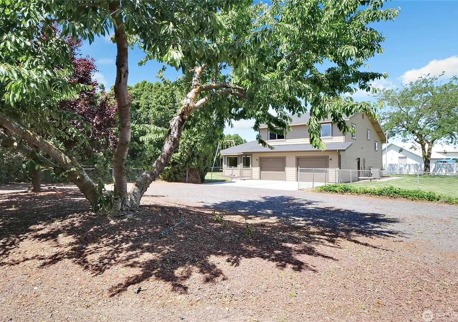 Country Paradise, 4 Bedrooms! Almost 3000 sq ft. — Photo 2