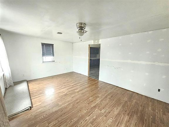 2nd image of 2334 Poplar St