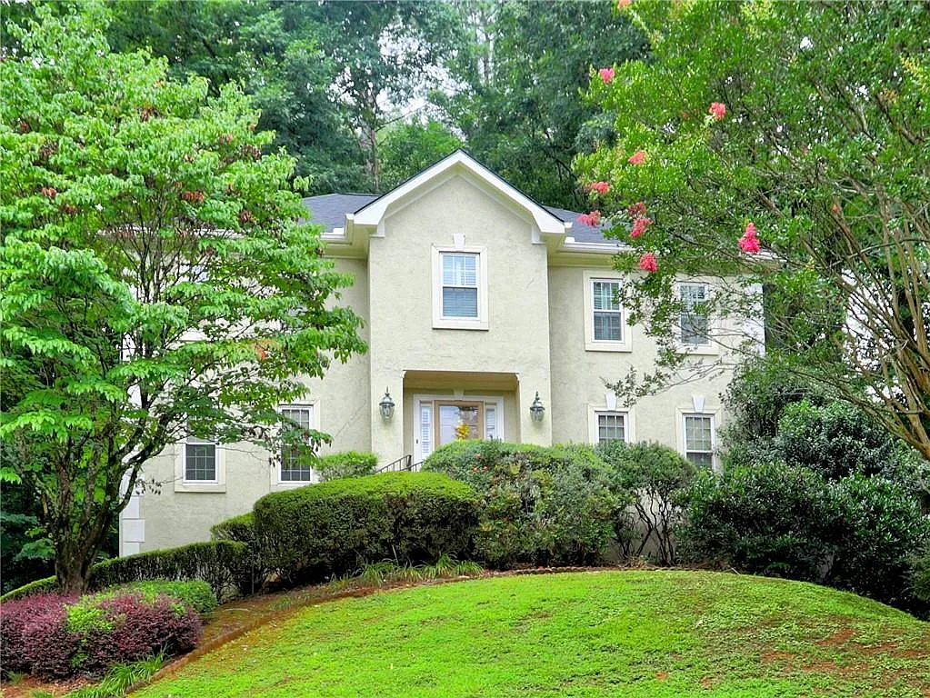 4 bed, 2.5 bath, 2890 sqft, $2,900 — Photo 2