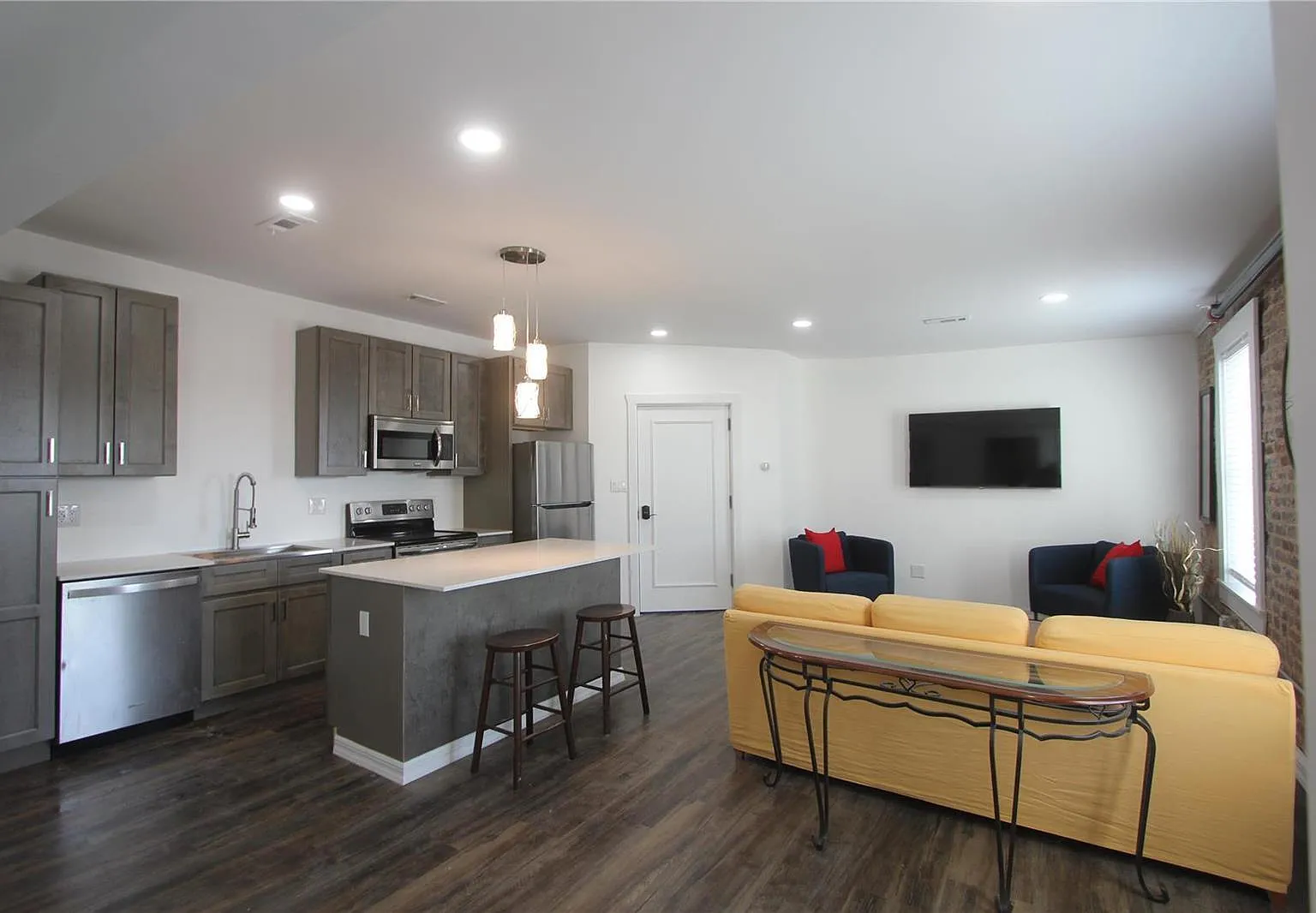 1 bed, 740 sqft, $1,300 — Photo 2