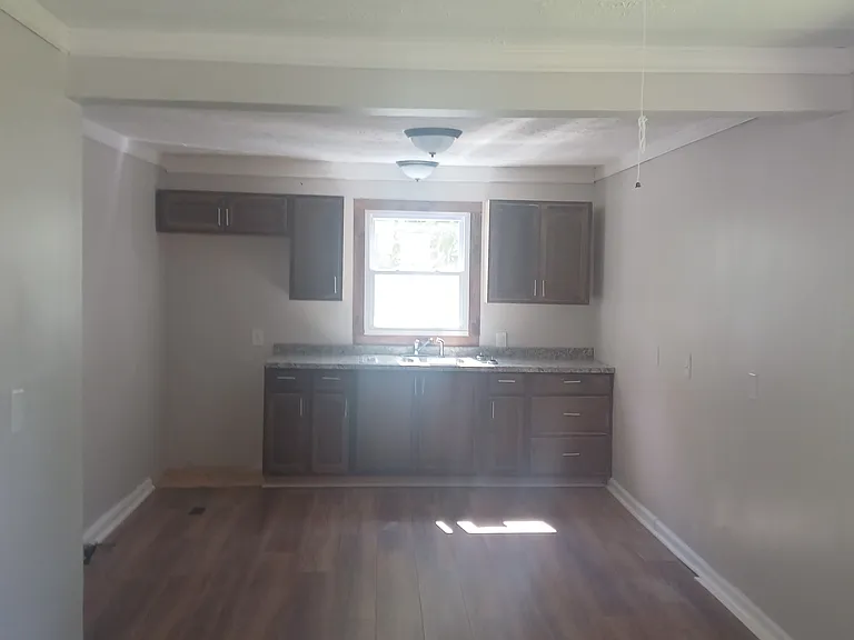 118 Avis St — Photo 2