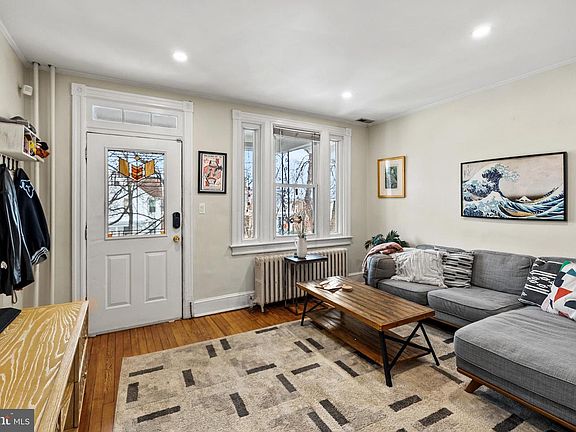 2nd image of 2422 2nd St NE