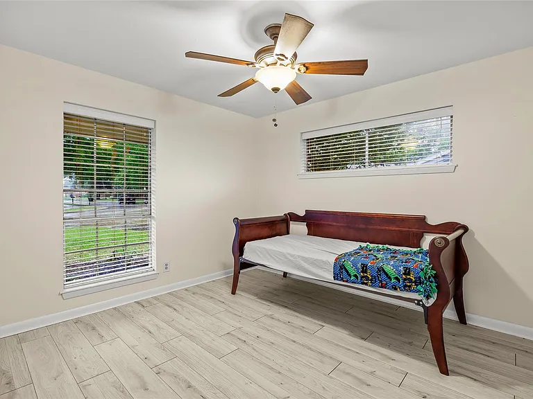 1607 Buescher Dr — Photo 12