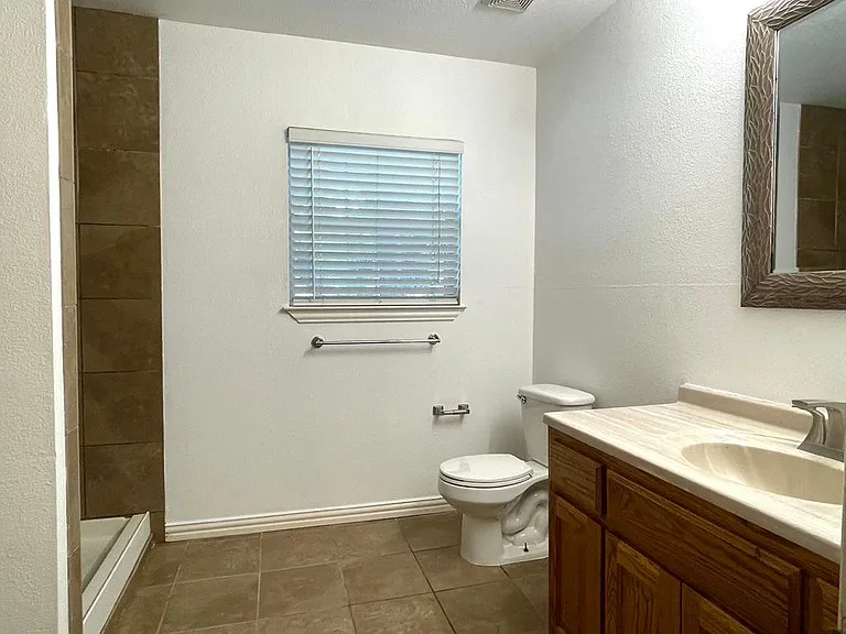 1427 N Woods St — Photo 13