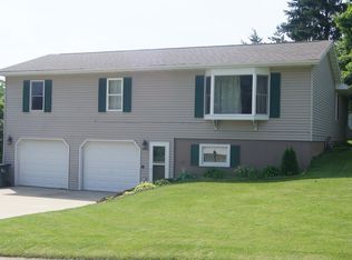 104 12th Ave NW, Waukon, IA 52172