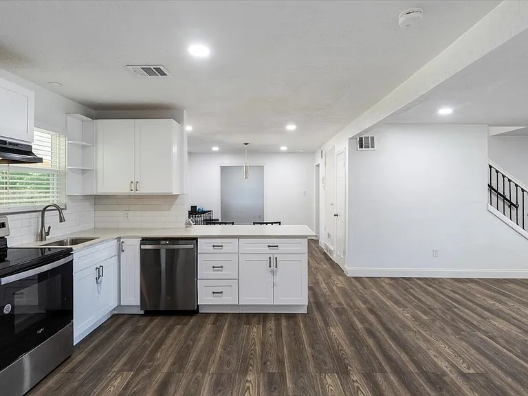 122 NE Angus St — Photo 7